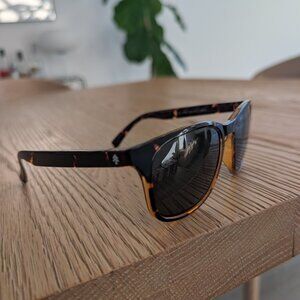 Huckberry limited edition "weekender" sunglasses - tortoise with cleaning case